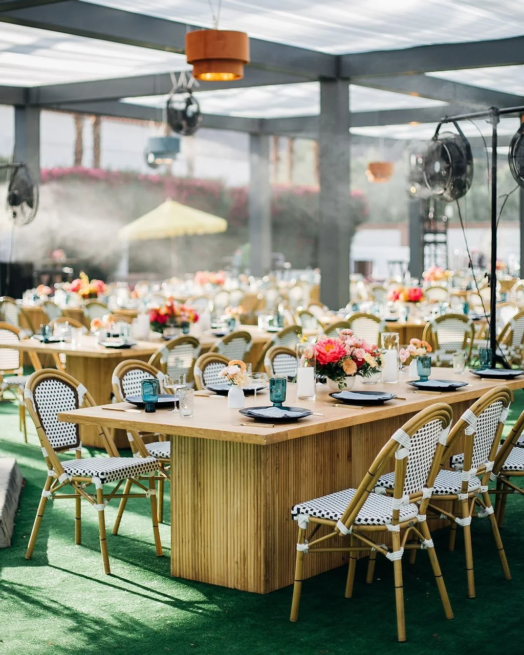 Lunch is served! Pull up a seat and be our guest&mdash;because even in the Palm Springs sun, we know how to keep it cool. ☀️
&bull;
&bull;
&bull;
&bull;
&bull;
&bull;
#PalmSpringsStyle #AlFrescoLunch #TablescapeInspo #EventDetails #CorporateEvents #E