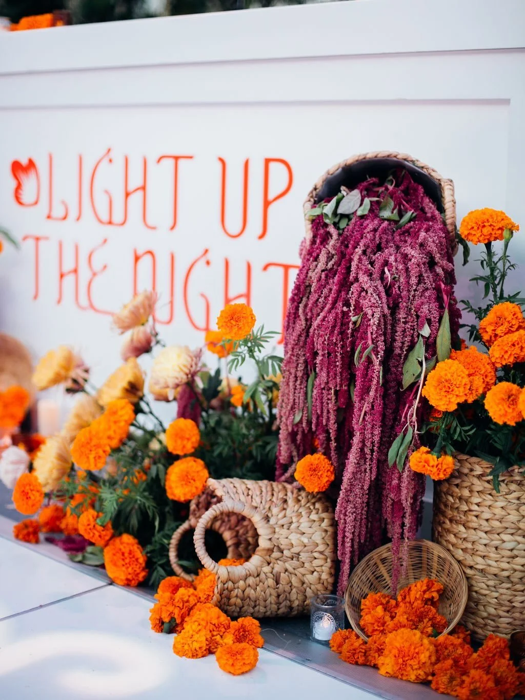 Let the good vibes glow. Bold blooms, bright spirits, and a bar that brought the heat. 🔥💃
&bull;
&bull;
&bull;
&bull;
&bull;
#celebrate #Mehta #Diwali #sanfran #eventplanner #destinationeventplanner #bardesigninspo #ladylibertyevents #saree #califo