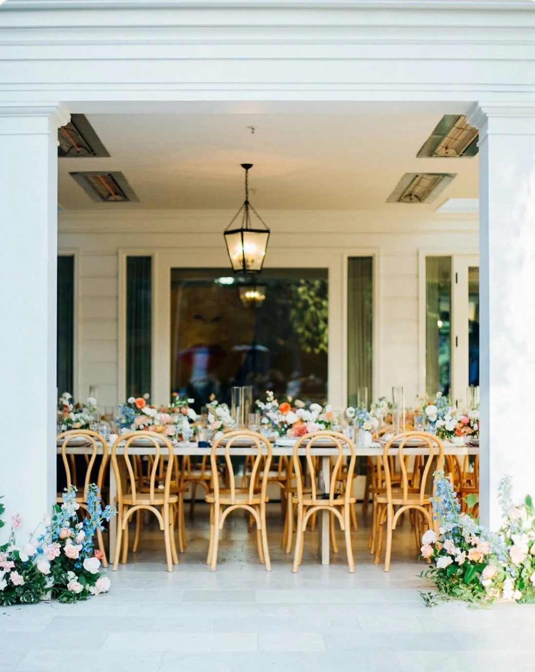 Dinner is served! This tablescape dressed in gentle pastels, fresh florals, and a golden glow you will always find in California. ☀️
&bull;
&bull;
&bull;
&bull;
&bull;
#alfrescadining #weddinginspo #pastelfloralinspo #ladylibertyevents #weddingplanne