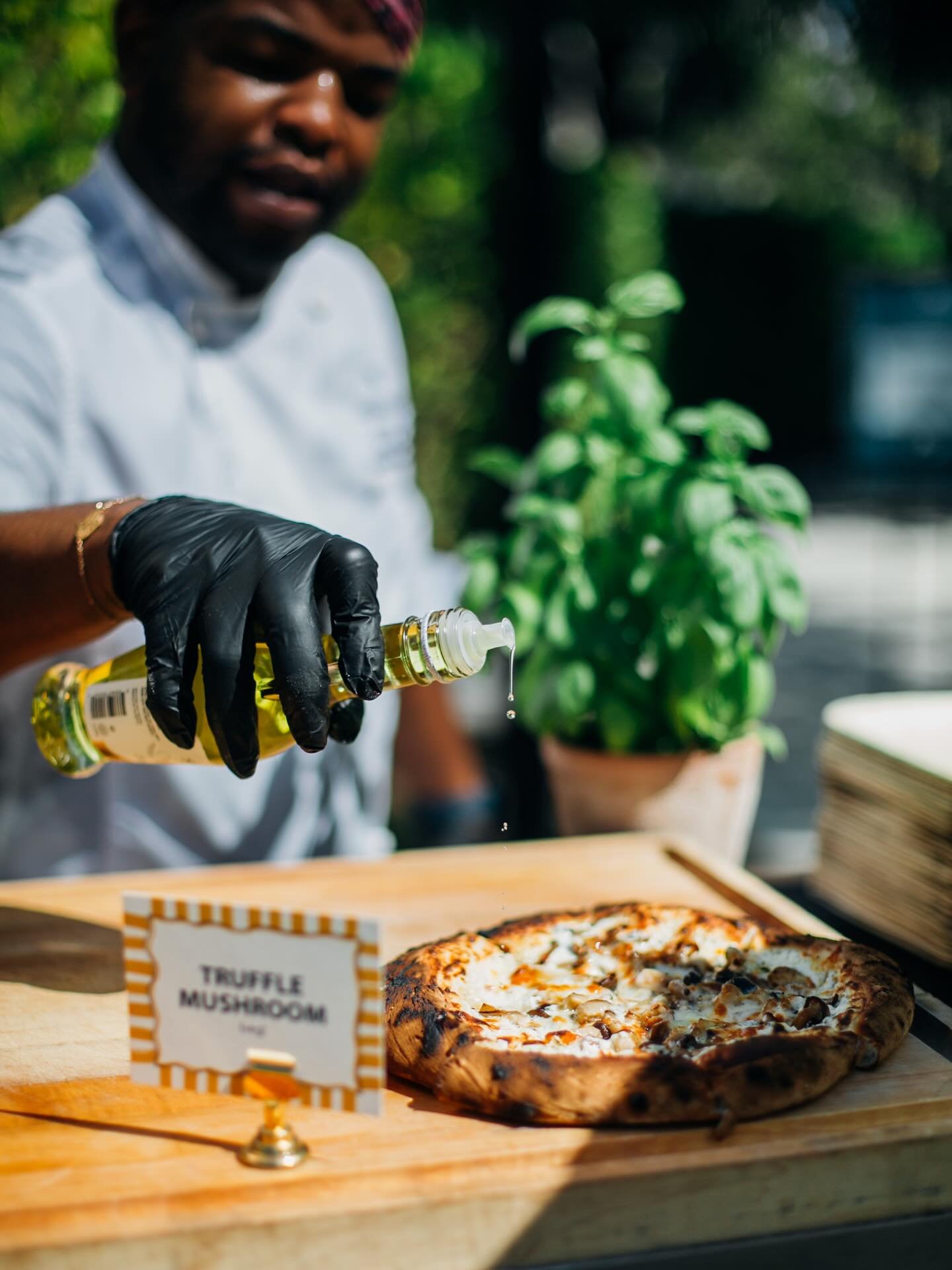 A drizzle of golden oil, a perfectly crisp crust, and that just-out-of-the-oven glow. Who&rsquo;s ready to grab a slice and taste the melty cheese for themselves?! 🍕
&bull;
&bull;
&bull;
&bull;
&bull;
#freshouttheoven #italianinspo #hotpizza #ladyli