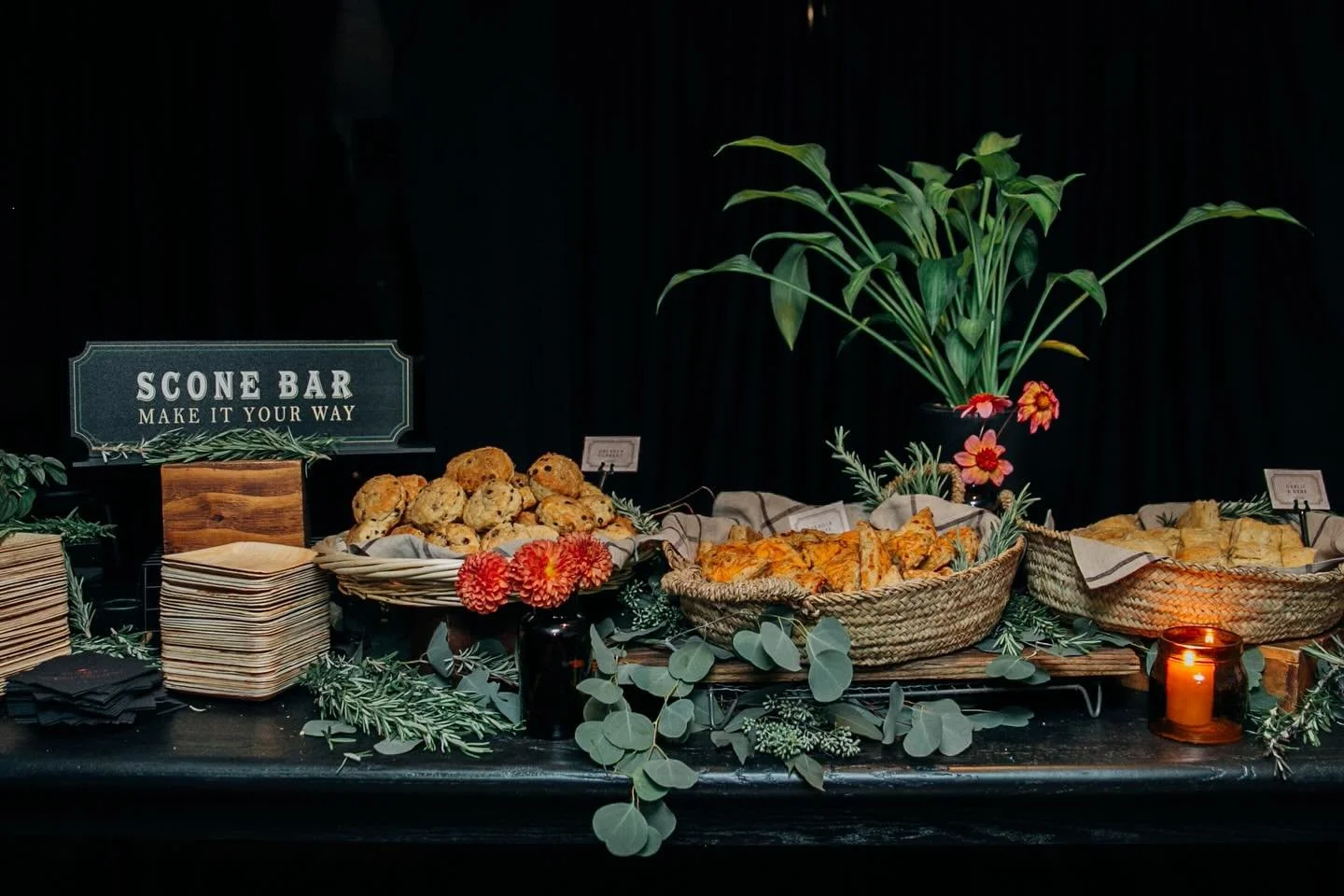 A little something sweet (and buttery) awaits ✨
&bull;
&bull;
&bull;
&bull;
&bull;
#sconebar #musicshowcase #dessertstation #ladylibertyevents #californiaeventplanner