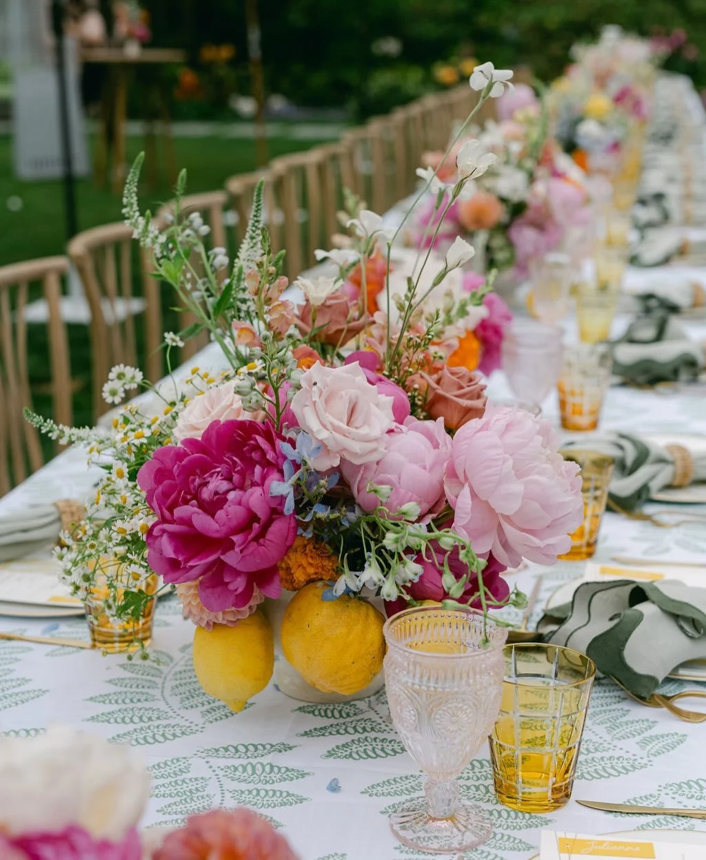Transport yourself to Italy with these bold blooms &amp; citrus-kissed details 🍋
&bull;
&bull;
&bull;
&bull;
&bull;
#ItalianSummer #BabyShowerInspo #sofiarichiegrainge #LadyLibertyEvents #EventPlanner
