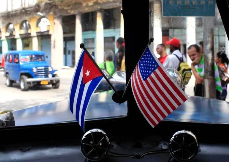 Foto de archivo del 22 de marzo de 2013 en el que dos banderas miniatura de Cuba y Estados Unidos decoran un antiguo automóvil en La Habana. FRANKLIN REYES AP