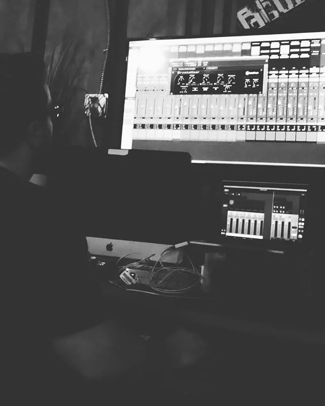 Late night drum layering 🥁 🥁

I mostly work with live drums in my projects and personal productions and I am completely obsessed about getting the right drum sound in the mix. Layering your live drums with samples is a great way to add depth and pu