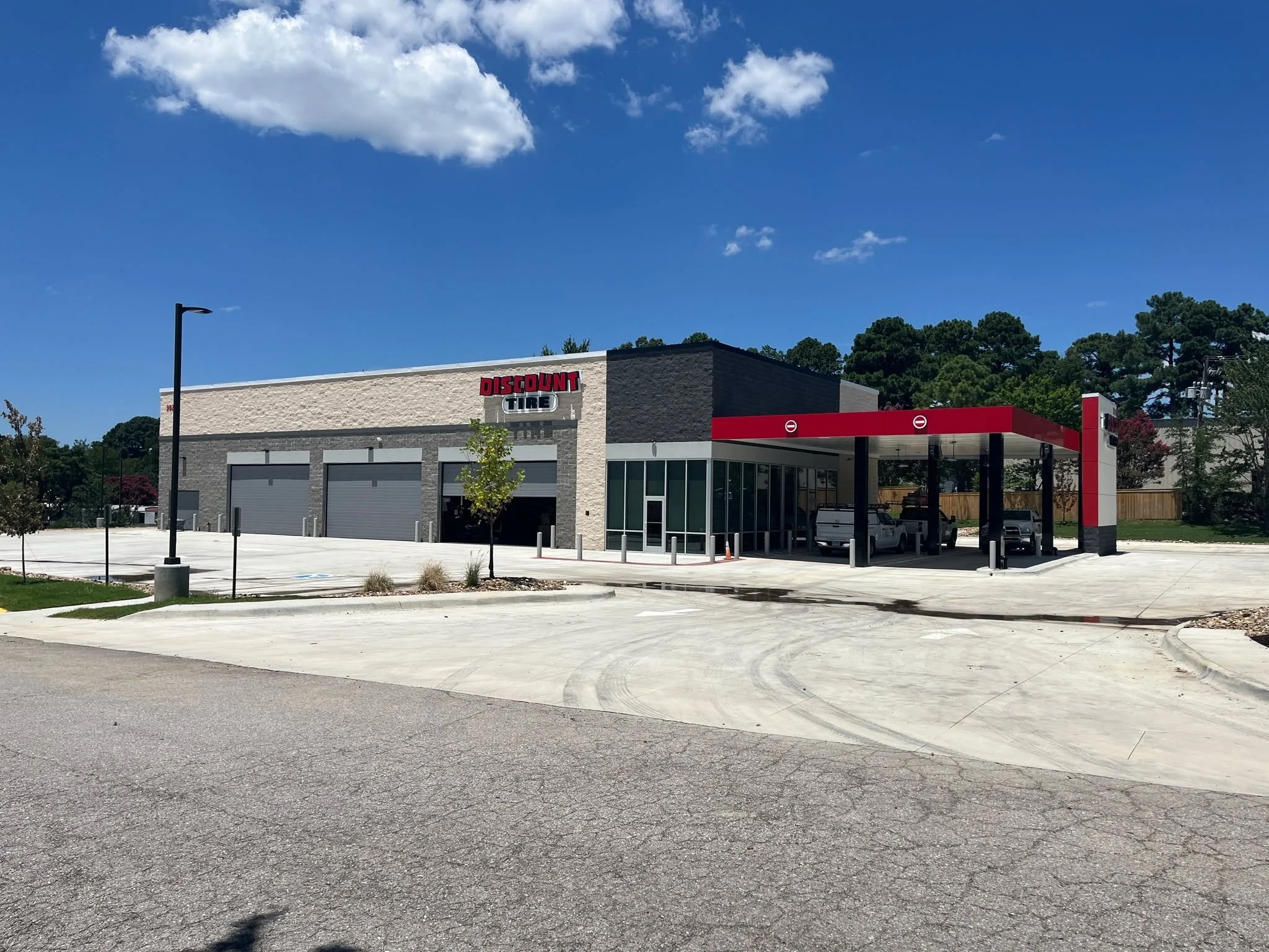 Final touches are happening now at the new Discount Tire in Hot Springs, AR!

This marks our latest build in a series of 30+ Discount Tire locations nationwide. We&rsquo;re proud to continue our partnership and help bring their top-tier service to ev