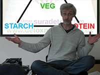Nutrition expert Dao Earl talking at Sura Detox Retreat