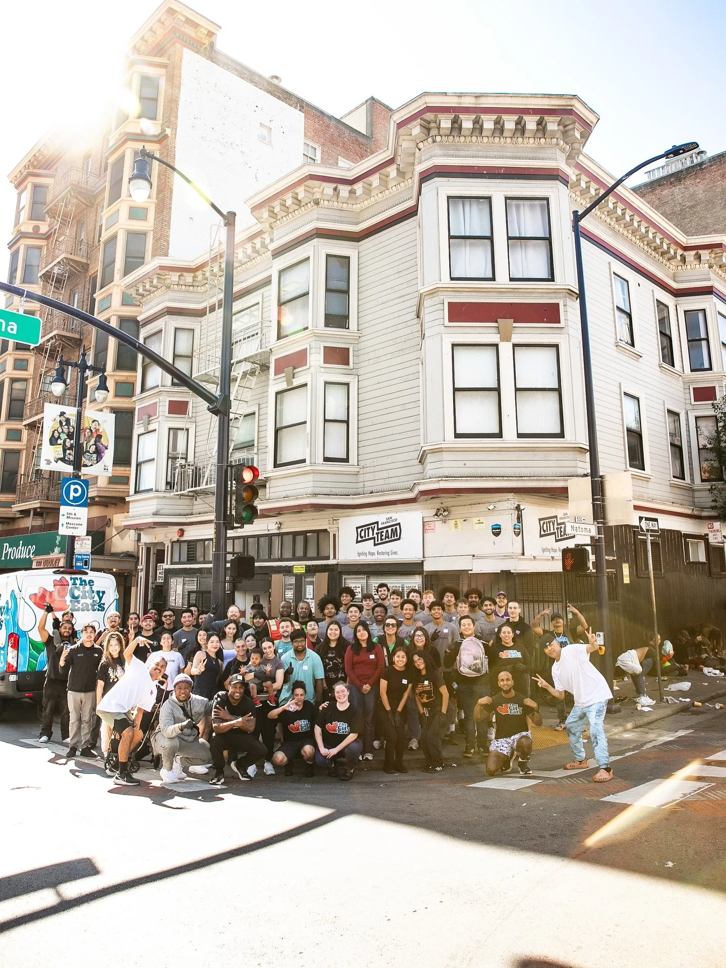 Big day from SF to Oakland: Over 1,400 hot meals were made (shoutout @spicetribe and our kitchen crew), 100 burritos by @taqueriaaztecadublinca, 70 grocery packs from @traderjoes, city beautification with our SF partners @squareheartsf @refuserefuses