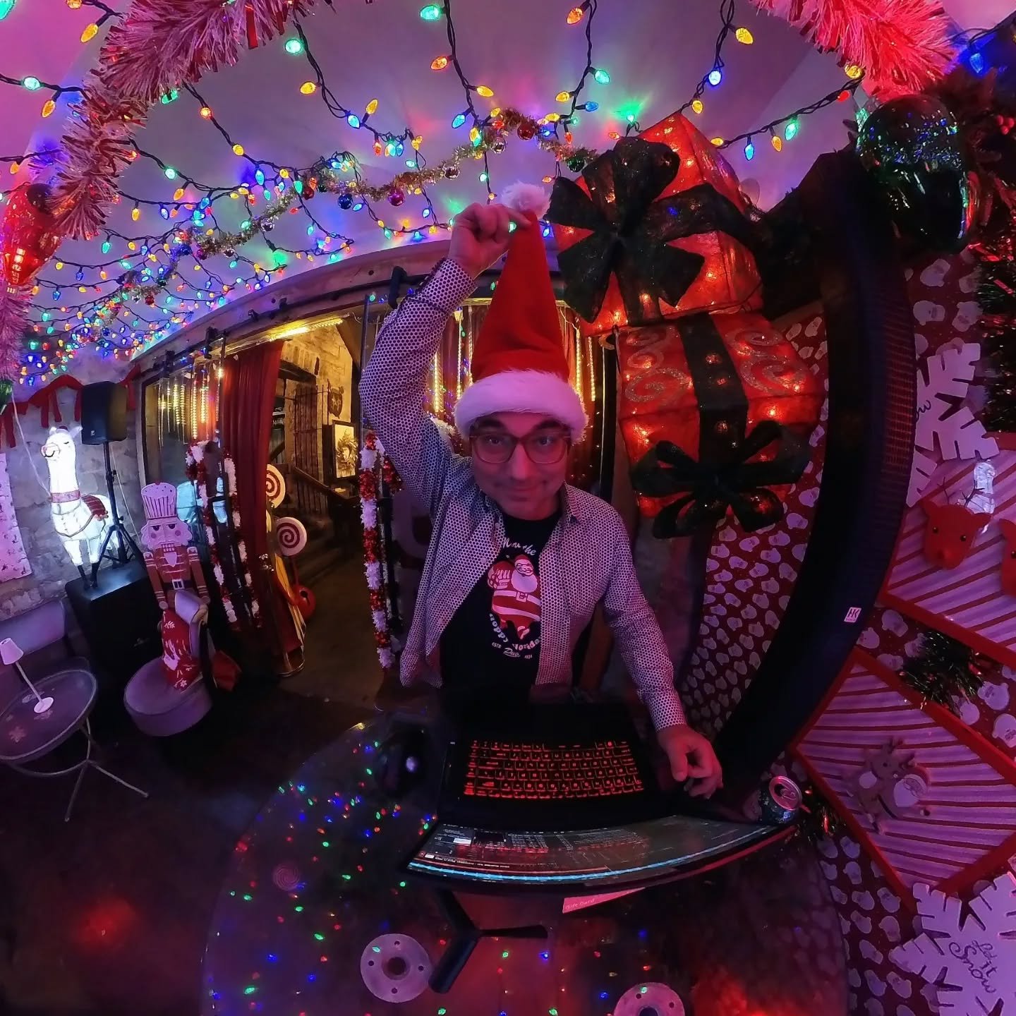 Hope everyone had a great holiday! 

If you're still feeling the spirit or you need a cure for the winter blues 💙 come visit me at Jingle Bar until January 11th. 

Following that, I will be playing music at the Ice Wine Village on Queen Street in NO