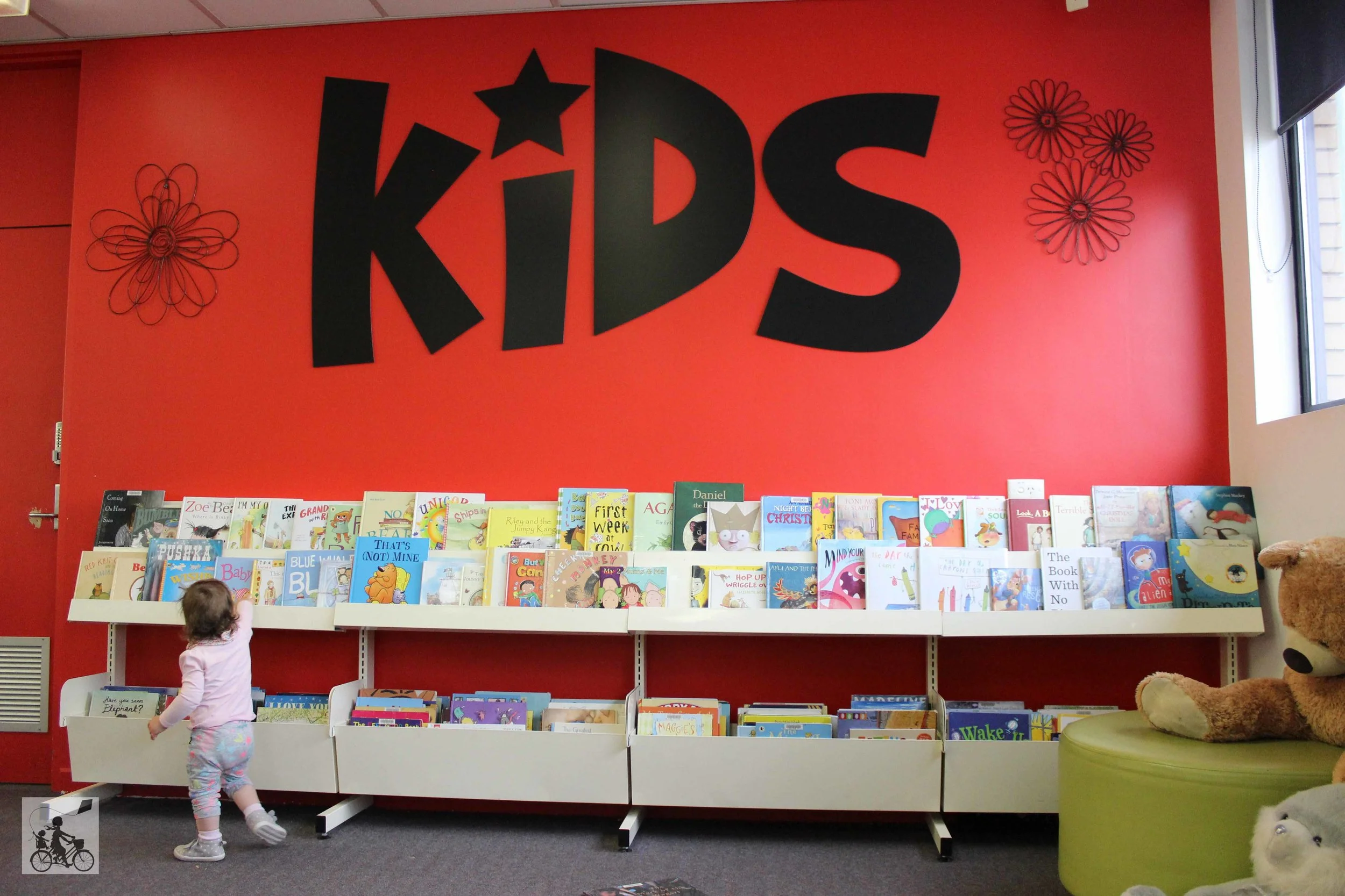 Droydon Library story times in the east — mamma knows east