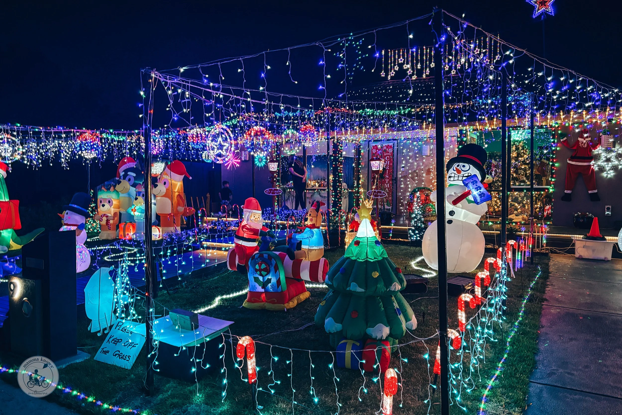 Copyright Mamma Knows East - Warwick Close Christmas Lights, Wantirna