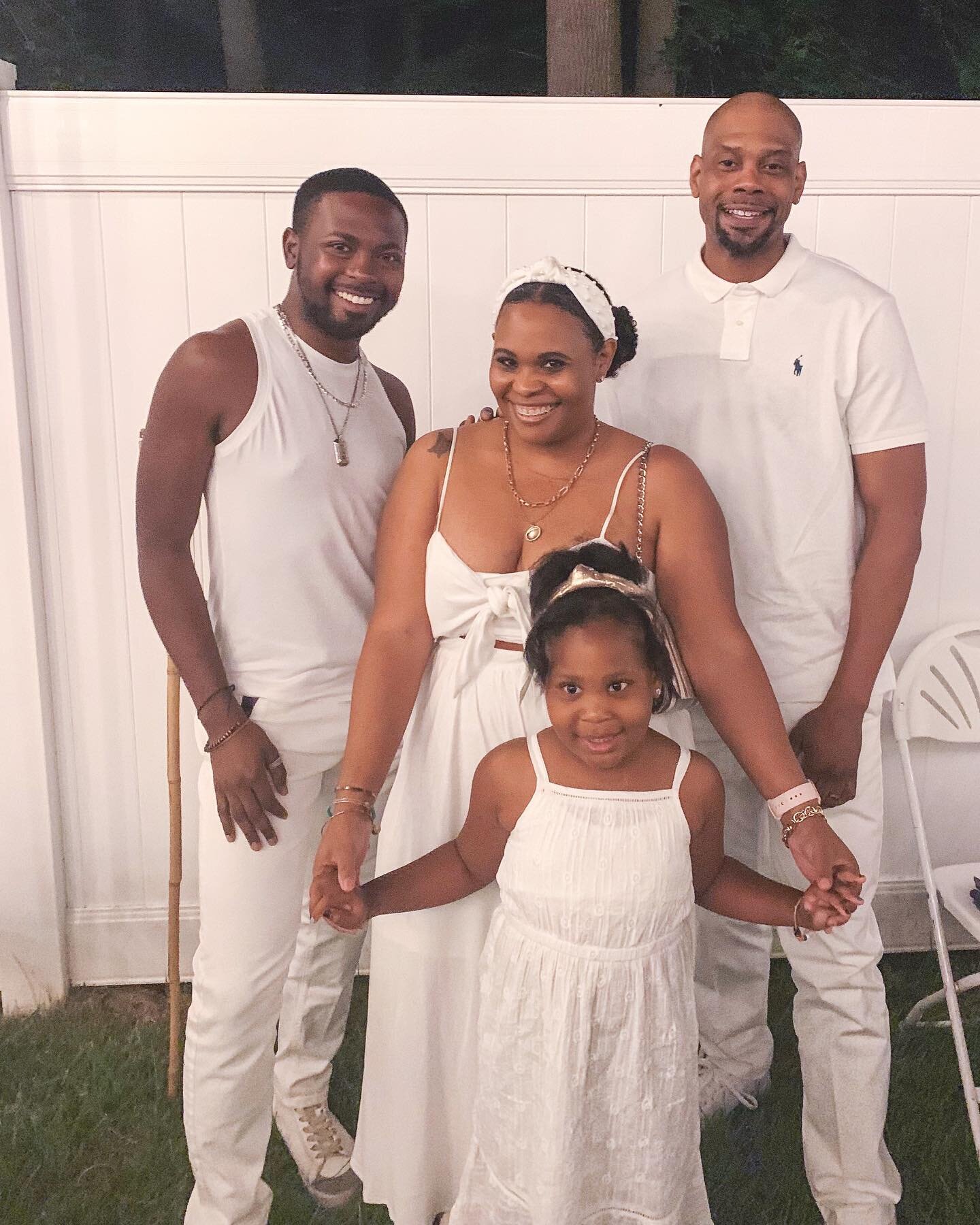 One thing about us, we gone execute on a theme. 🤍🫶🏽

#thebarfieldsest2017 #familylife #familystyle #allwhiteeverything #summer2022 #summervibes
