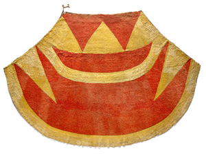 1 Return and revival in ‘He Nae kea: Bound Together’: Mārata Ketekiri Tamaira, Honolulu Ahu‘ula (feather cloak), late 18th century, plant fibre, feathers, 145cm length, 220cm width; gift of Lord St Oswald, 1912; image courtesy Museum of New Zealand Te Papa Tongarewa, Wellington