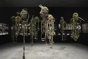 4 Dark lament: Fiona Hall’s All the King’s Men : Jenna McKenzie, Adelaide Fiona Hall, All the King’s Men , 2014–15, installation view; image courtesy the artist and Roslyn Oxley9 Gallery, Sydney; photo: Clayton Glen