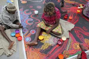 5 ‘Anangu culture is family culture’: Collaborative painting in the APY Lands: Nyurpaya Kaika-Burton and Hannah Kothe, Kaltjiti Production view of Kungkarangkalpa – Seven Sisters , 2016, Kaltjiti Arts, Fregon community, 23 May 2016; image courtesy Ernabella Arts, Pukatja communitY