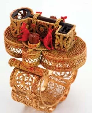 6 Robert Baines, A Visible Likeness: DIANNE BEEVERS Robert Baines, Bracelet ‘Java-la-Grande’ India, Goa (Indo-Portuguese) (?) (c. second quarter of the 16th century) , 2004-2005, silver-gilt, iron, plastic, wood, 99 x 74 x 89cm; Collection: Powerhouse Museum, Sydney. Image courtesy the artist