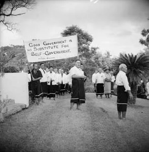 18 Niu Warrior , Casula: BILLIE LYTHBERG E. S. Andrews, Mau members in the grounds of the United Nations Mission’s Head quarters, Apia , 1947. Courtesy Communicate New Zealand, Series 6401: Archives New Zea land/ Te Rua Mahara o te Kāwanatanga, Wellington Office, NZ. Collection Penrith Regional Gallery and The Lewers Bequest