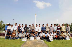 9 Recapturing Monas and Us: ARDI YUNANTO Photographic mirror; a photo of the photographers at Monas, with the ‘photographed’ behind. Photograph by Ardi Yunanto, 2011