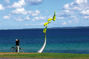5 From Bondi to Aarhus: Sculpture by the Sea: KEN SCARLETT Phil Price (New Zealand), Morpheus , steel, lead, aluminium, bearings, carbon fibre, epoxy urethane paint, height: 670cm, diameter of movement: 640cm