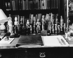 5 Sigmund Freud’s Collection: DIANA SIMMONDS, Sydney Edmund Engelman, View of the writing desk in the study (detail), 1938, silver gelatin print. Courtesy Thomas Engelman