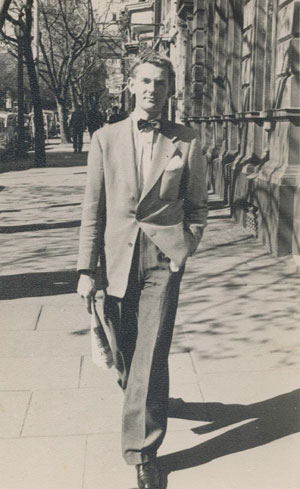 10 Brian Finemore 1925 - 1975: The first Australian art curator: IAN MACNEILL Brian Finemore, debonair in Collins Street, Melbourne, late 1950s 11 Moment of change: The Big Picture of the visual arts and crafts in Australia: DAVID THROSBY
