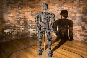8 PENNY BYRNE: ARMED AND VULNERABLE: ARJMAND AZIZ Penny Byrne, Hurt Locker , 2015, installation views,‘Hearts and Minds’, Canberra Glassworks, 2018; Murano glass, mild steel, 200 x 80 x 50cm;images courtesy Canberra Glassworks; photos: Sam Cooper