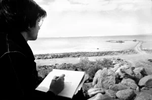 7 condensing magnitudes: robert smithson's 'time crystals': andrew mcNamara, brisbane Robert Smithson at Rozel Point, Great Salt Lake, Utah, 1 April 1970, during the building of Spiral Jetty , 1970; courtesy and photo: Gianfranco Gorgoni