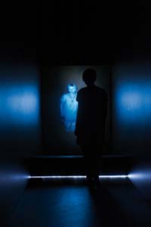 5 The Moment After: Lynette Wallworth’s Duality of Light: JEMIMA KEMP Image: Lynette Wallworth, Duality of Ligh t, 2009, multimedia installation, Samstag Museum of Art
