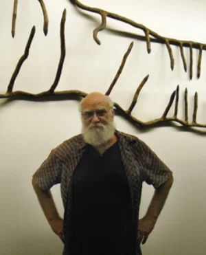 7 Ian Gentle, 1945-2009: GINA FAIRLEY Ian Gentle in front of his work Salivating Croc at Wollongong University Library. Photograph by Gina Fairley