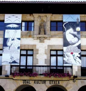 10 William Kelly: Peace Dialogic: SHIREEN HUDA Dialogue with ‘Guernica ’, 2007, two six-metre-high banners, installed on the façade of Guernica’s Cultural Centre