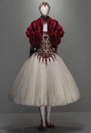 4 Natural Distinction Unnatural Selection: Alexander McQueen: Savage Beauty: DAVID HANSEN Ensemble, The Girl Who Lived in the Tree , Autumn/Winter 2008–9. images of work by Alexander McQueen, from the exhibition catalogue for Alexander McQueen: Savage Beauty , The Metropolitan Museum of Art, New York. Images courtesy The Metropolitan Museum of Art. Photographs © S ø lve Sundsb ø / Art + Commerce