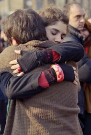 6 Gao Brothers: The Utopia of Hugging for 20 Minutes: NAIMA MORELLI ' Utopian' hugging , Piazza del Popolo, Rome; photo: Luigi Ielluzzo