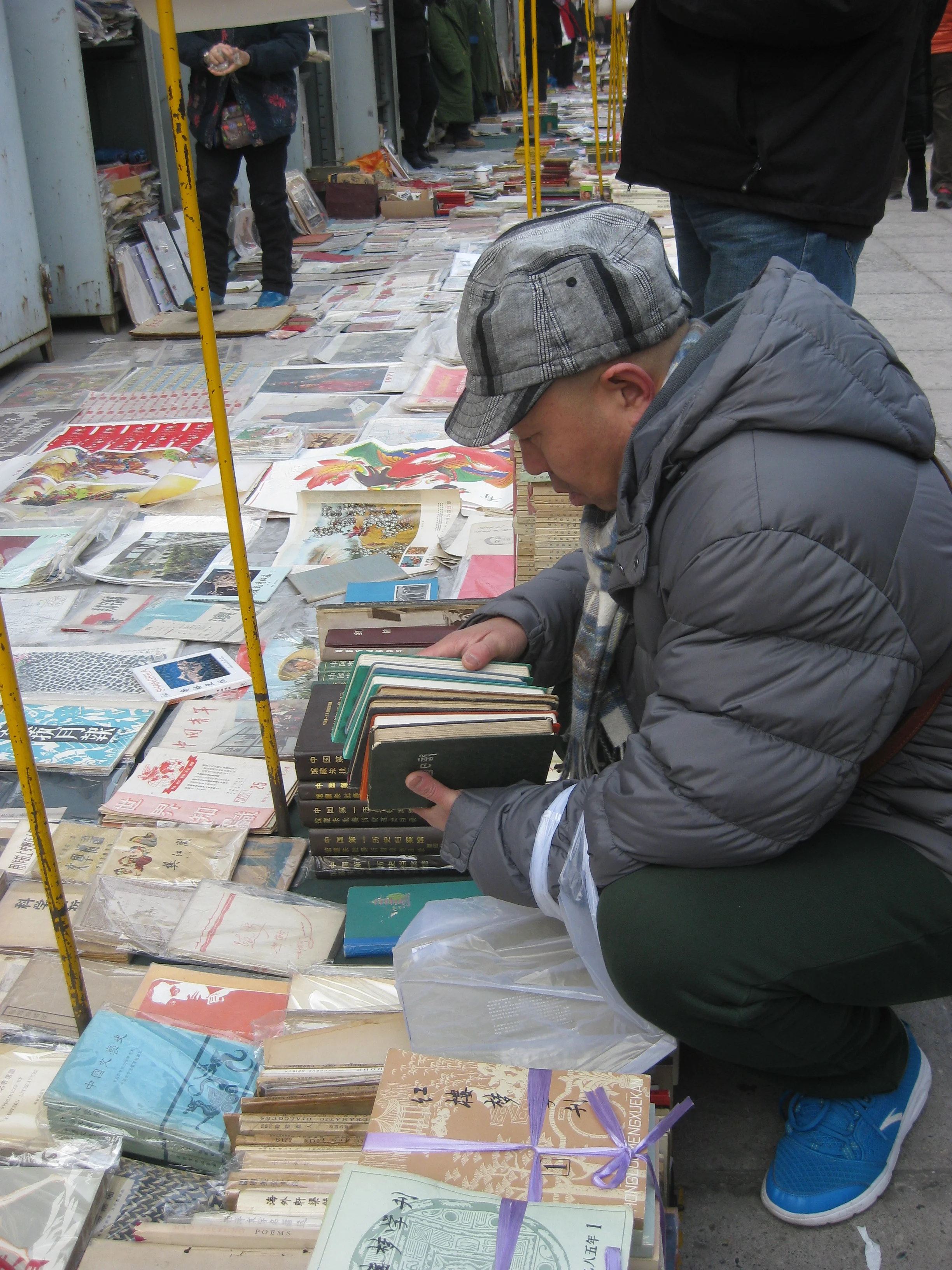 4 writing their own history; yang zhichao’s  chinese bible : Michael young   Yang Zhichao, Panjiayuan flea market, Beijing, January 2015; photo: Michael Young