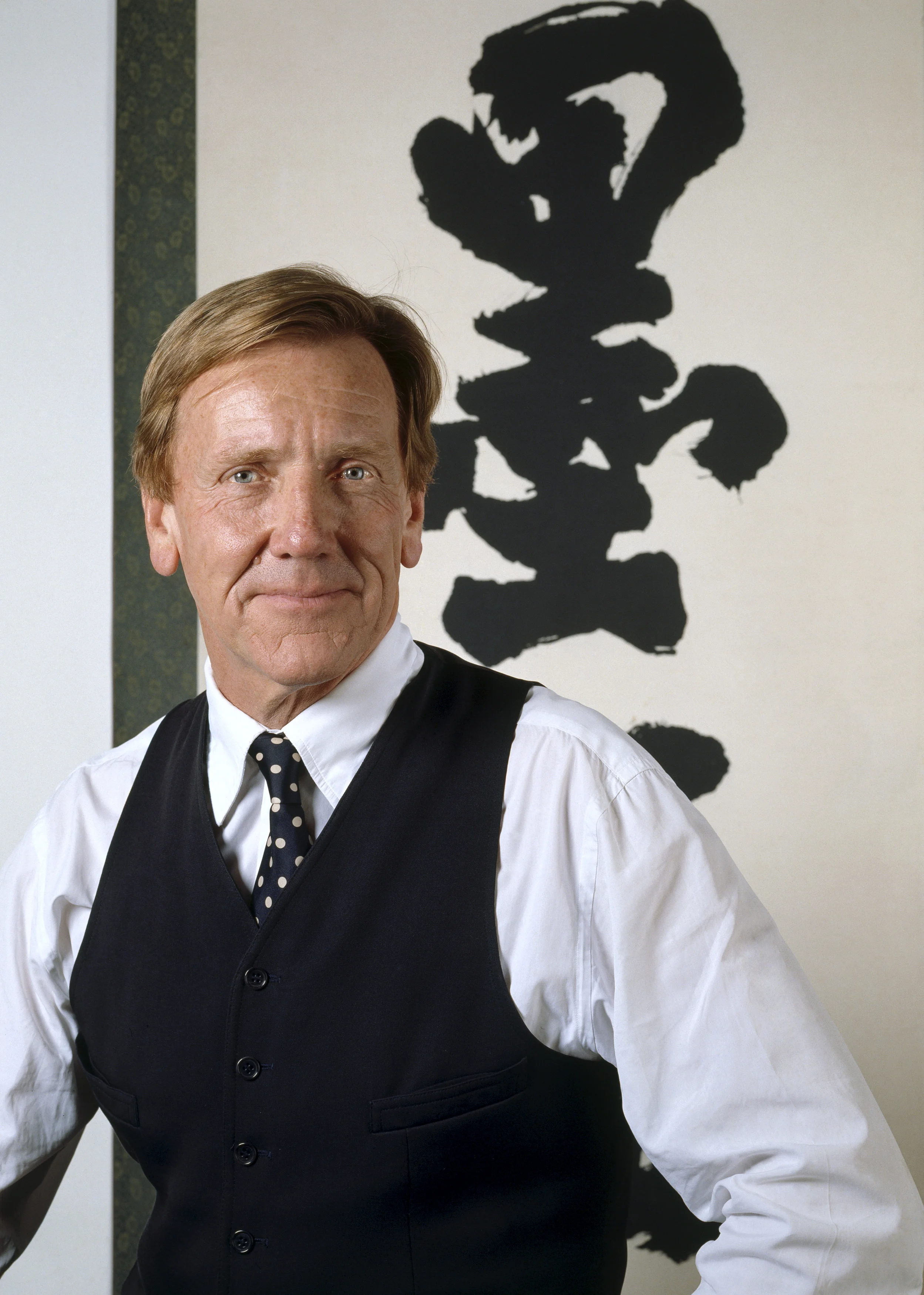 10 edmund capon am, obe 1940-2019: steven miller Edmund Capon AM, OBE with a calligraphy painting from his own collection in1999; photo: Jenni Carter, AGNSW