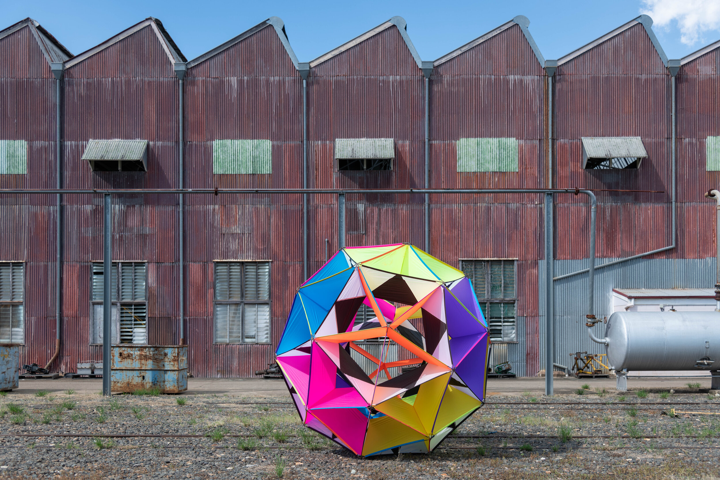  Lincoln Austin,  Don’t Get Carried Away with Yourself, Lincoln , 2020– , polyurethane-coated nylon fabric, nylon thread, carbon fibre, brass, 300cm (diameter); photo: Steve Ryan 