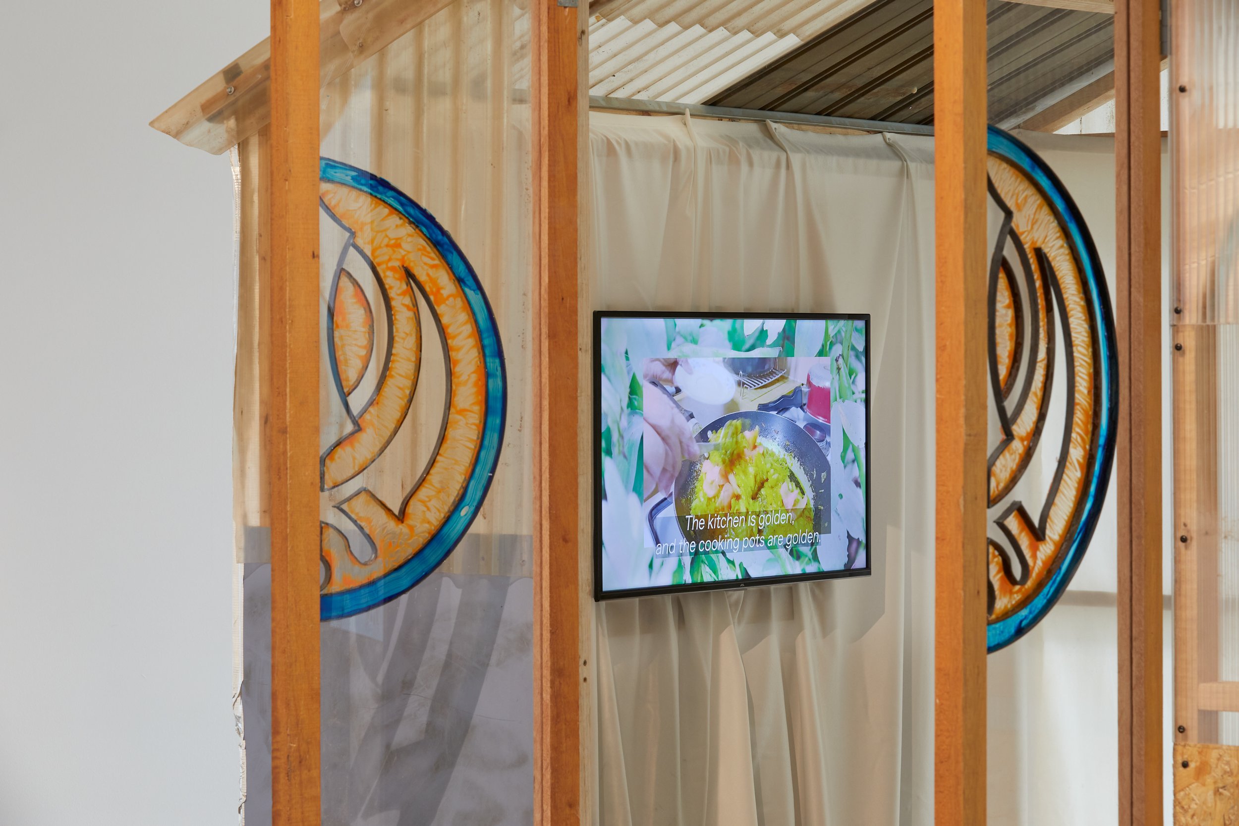  Navi Kaur,  Mērā Ghar , 2021, installation view, ‘SIMMER’, Murray Art Museum Albury, 2021; single-channel video installation, 9mins duration; courtesy the artist 