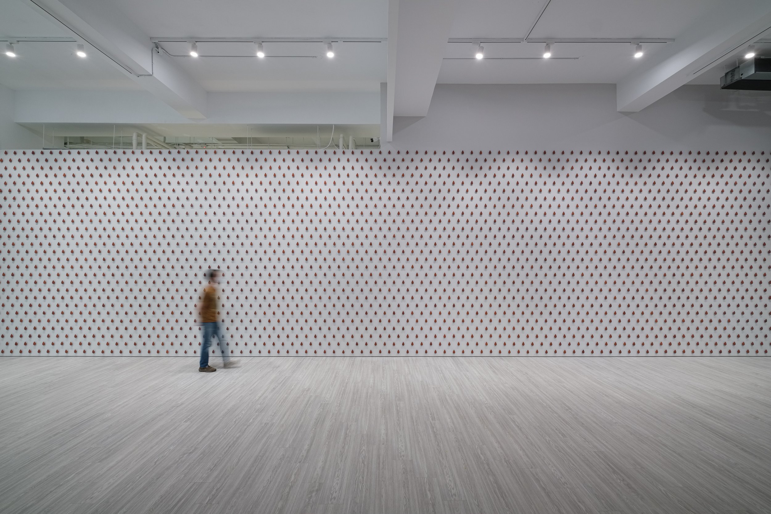  Albert Yonathan Setyawan,  Infinitude , 2022, installation view, ‘Speaking in Tongues’, Mind Set Art Centre, Taipei, 2022; terracotta, slip-casting, 400 x 1700cm (2552 pieces); courtesy Mind Set Art Centre, Taipei; photo: Zhu Chi-Hong 