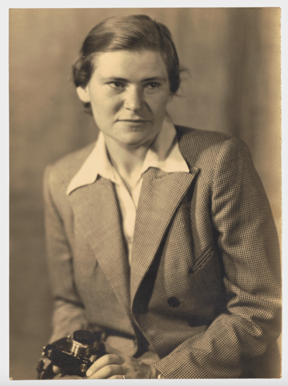  Hanne Easterbrook-Smith,  Self-portrait with Leica camera , c. 1940, silver gelatin print; collection of Sonja Easterbrook-Smith 