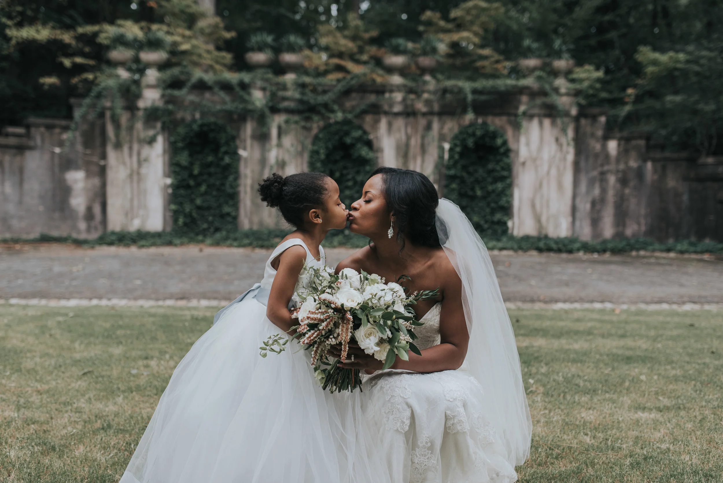 Bride and daughter kiss at Swan House in Atlanta, GA