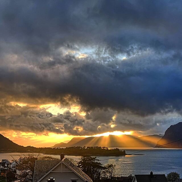 Lysshow over Stadt i kveld 🔥🌄
#stadt #stadthavet #17mai  #selja #selje #visitnordfjord #visitnorway #fjordnorway #opplevvestlandet #sunset #raysoflight #natgeotravel