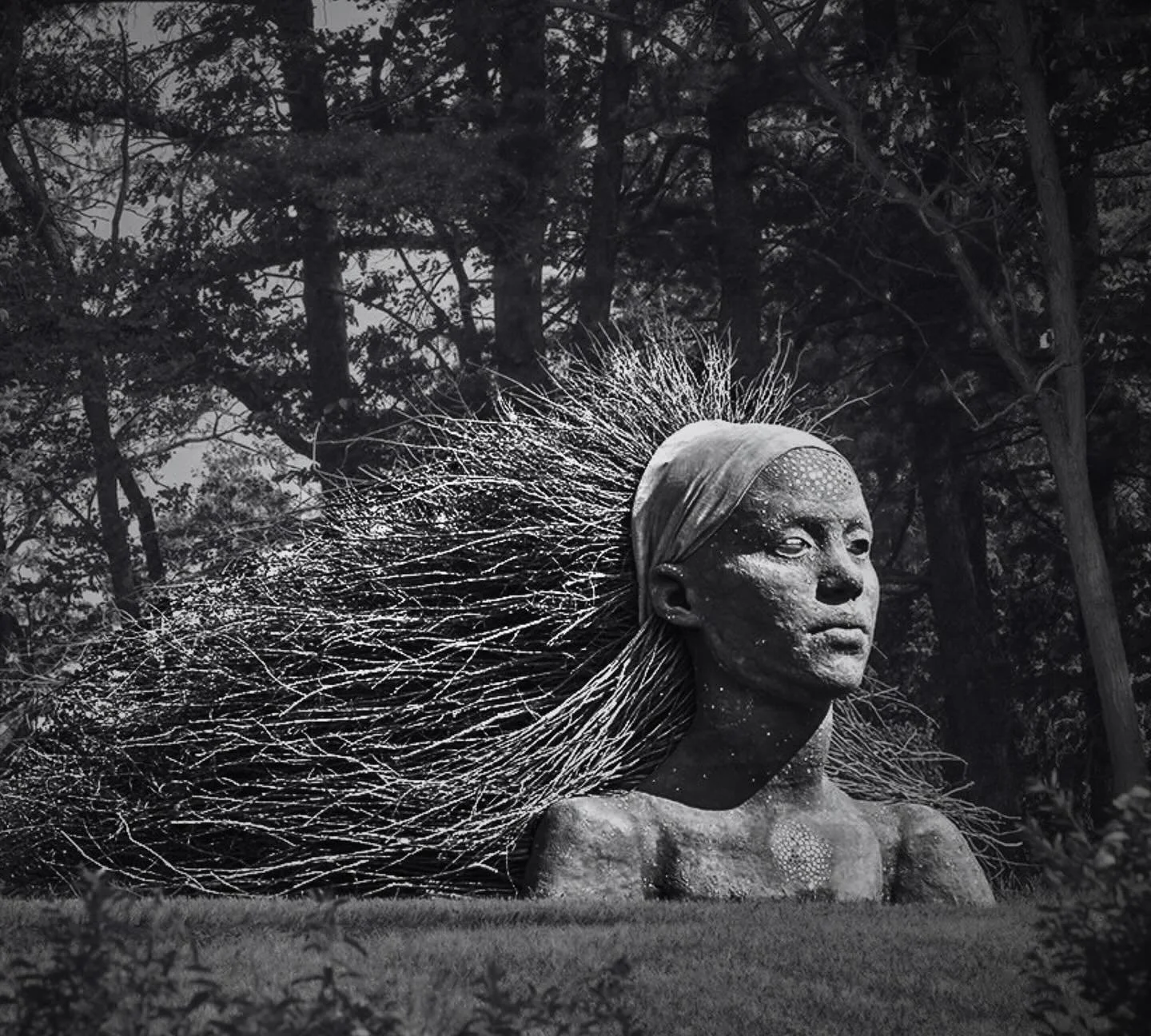 &quot;Oh woman, remember who you are, woman, it is the whole earth.&quot; (Joy Harjo)  Obsessed with this sculpture I came across today by the incredibly talented @olgaziemskastudio which featured in an exhibition in Detroit in the summer entitled 'O