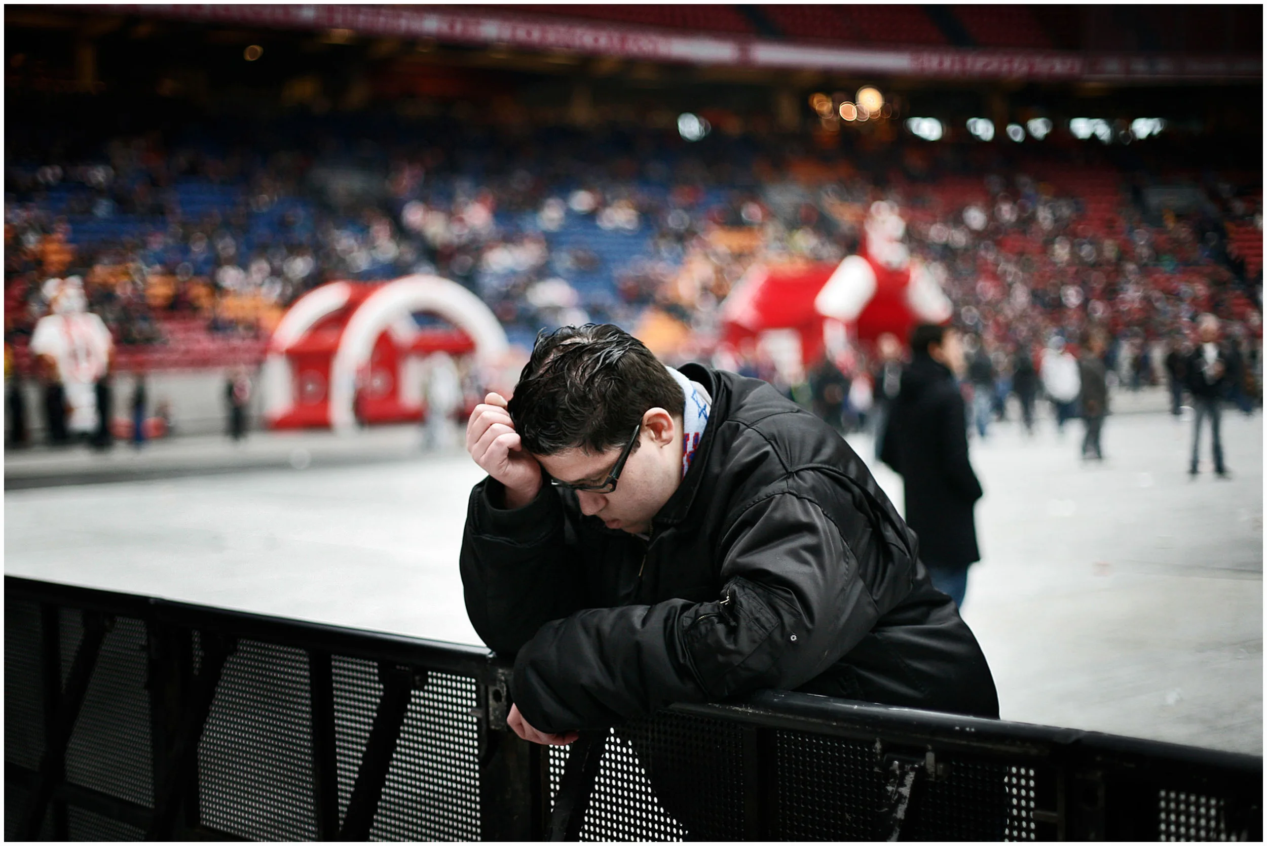 Supporter van Ajax baalt nadat in de laatste speelronde Ajax geen kamioen is geworden door winst van FC Twente.