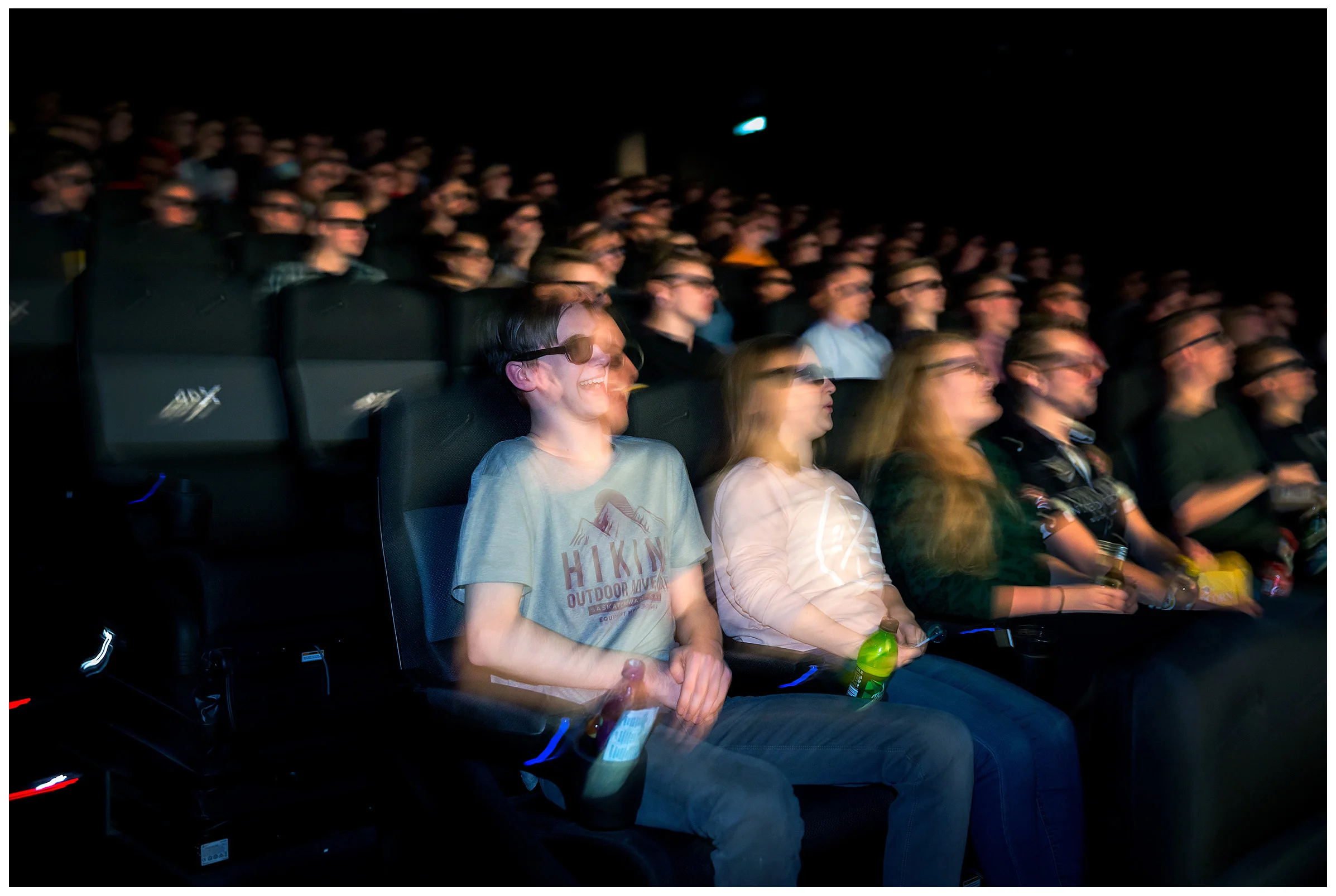 4D Cinema. Nieuwe bioscoopbeleving met bewegende stoelen, licht-, rook-, regen-, sneeuw-, geur-, wind- en geluidseffecten.