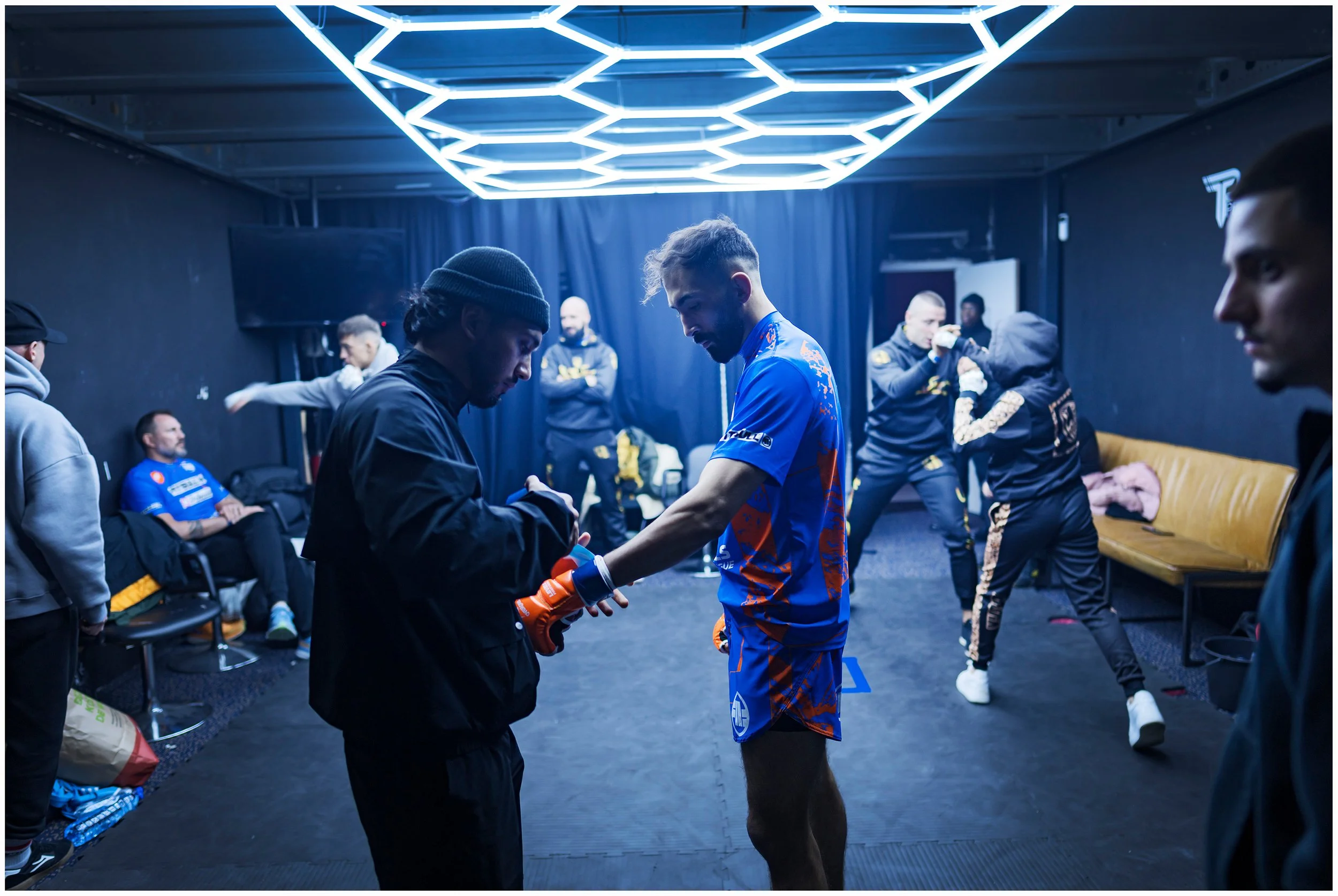  LFL, Levels Fight League 16. MMA, Mixed martial Arts, is een vechtsport in opkomst. Het combineert verschillende vechtdisciplines als (kick)boksen, Jiu Jitsu, Judo en worstelen. Naast stoten en trappen zijn bijvoorbeeld ook arm- en beenklemmen en ve