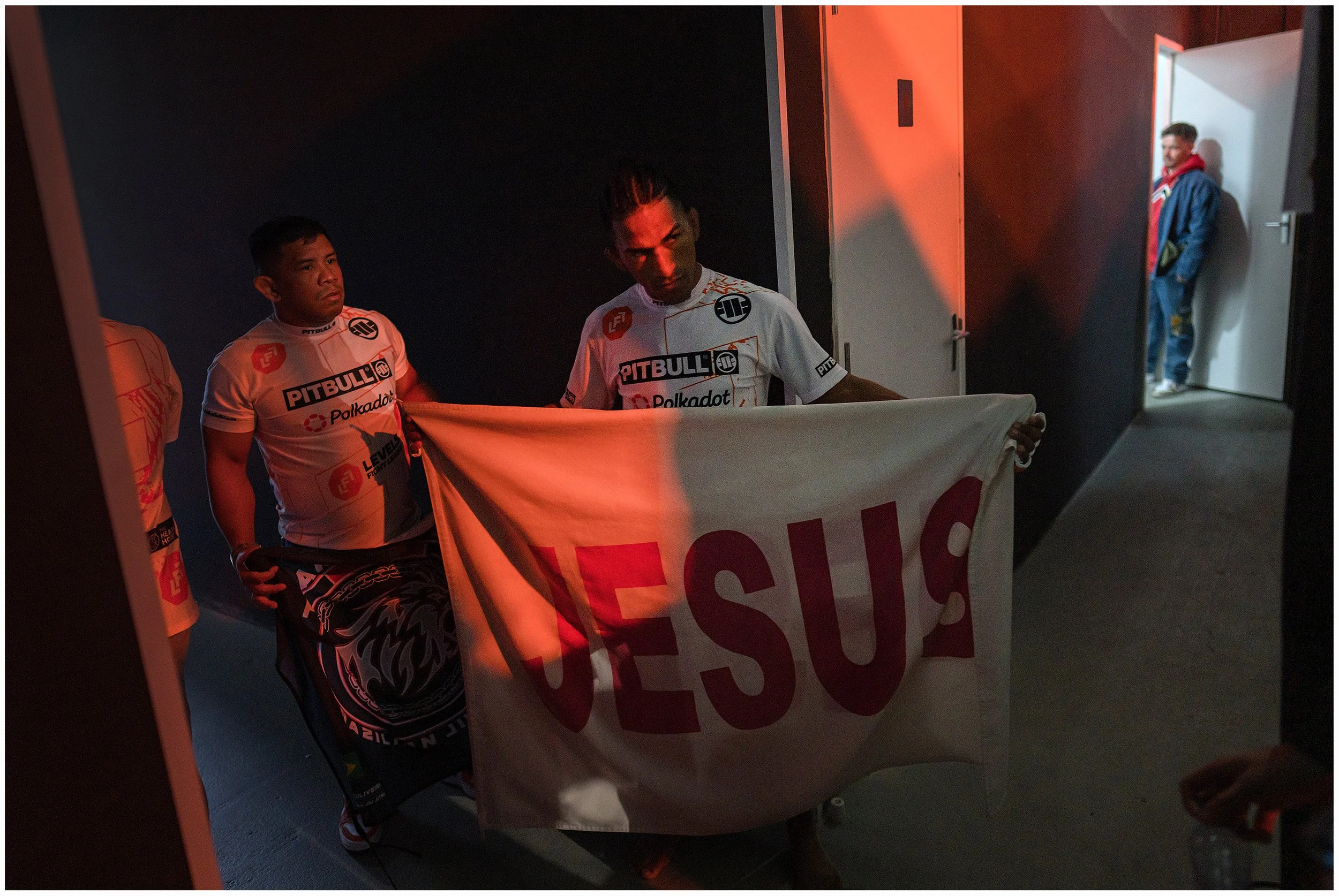  LFL, Levels Fight League 16. MMA, Mixed martial Arts, is een vechtsport in opkomst. Het combineert verschillende vechtdisciplines als (kick)boksen, Jiu Jitsu, Judo en worstelen. Naast stoten en trappen zijn bijvoorbeeld ook arm- en beenklemmen en ve