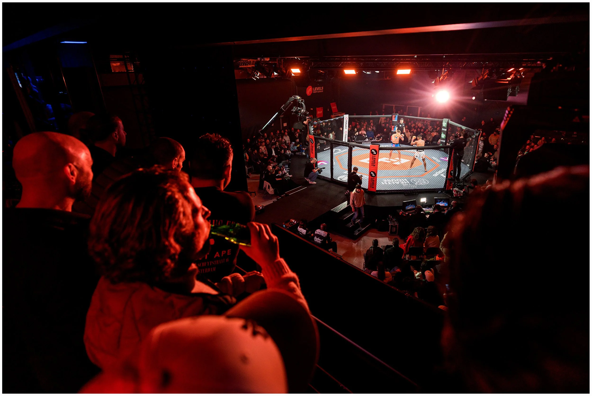 LFL, Levels Fight League 16. MMA, Mixed martial Arts, is een vechtsport in opkomst. Het combineert verschillende vechtdisciplines als (kick)boksen, Jiu Jitsu, Judo en worstelen. Naast stoten en trappen zijn bijvoorbeeld ook arm- en beenklemmen en ve