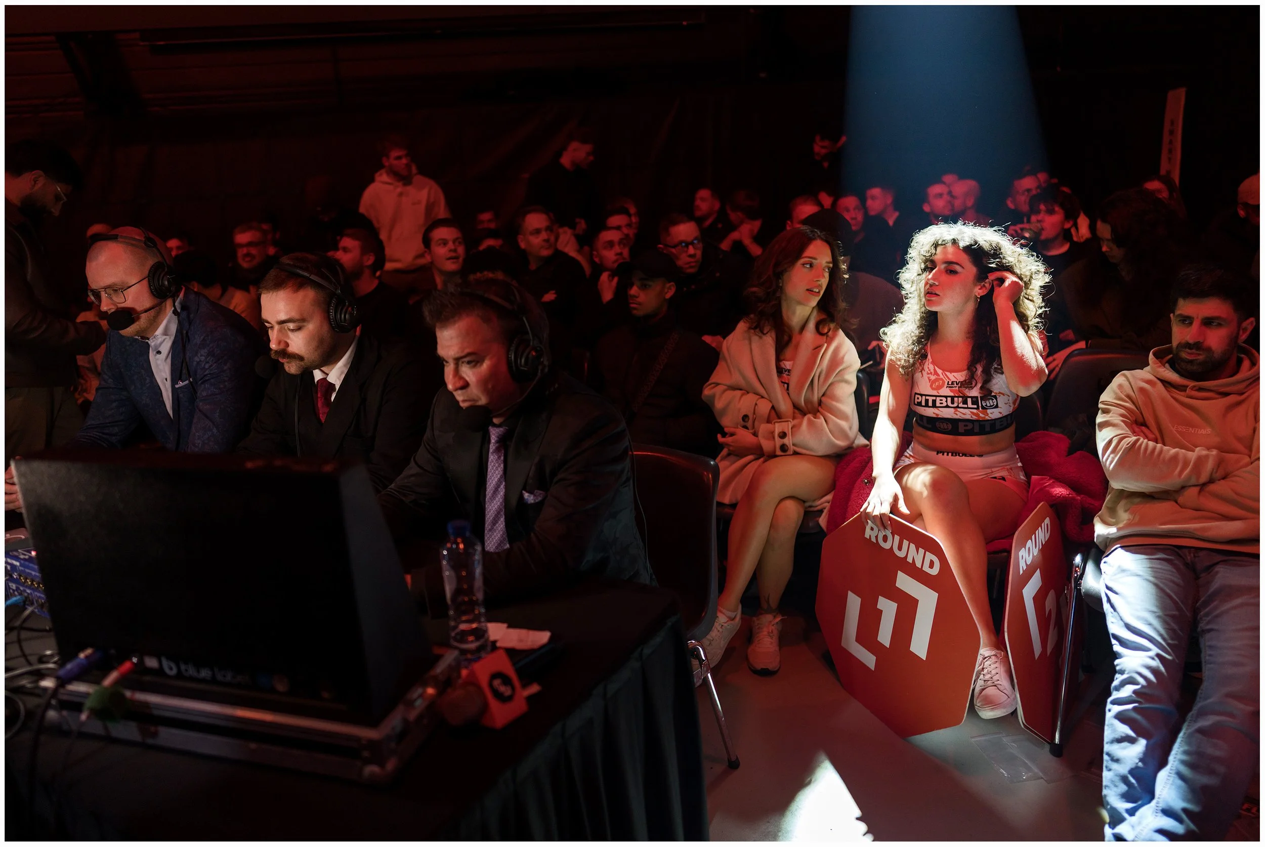  LFL, Levels Fight League 16. MMA, Mixed martial Arts, is een vechtsport in opkomst. Het combineert verschillende vechtdisciplines als (kick)boksen, Jiu Jitsu, Judo en worstelen. Naast stoten en trappen zijn bijvoorbeeld ook arm- en beenklemmen en ve