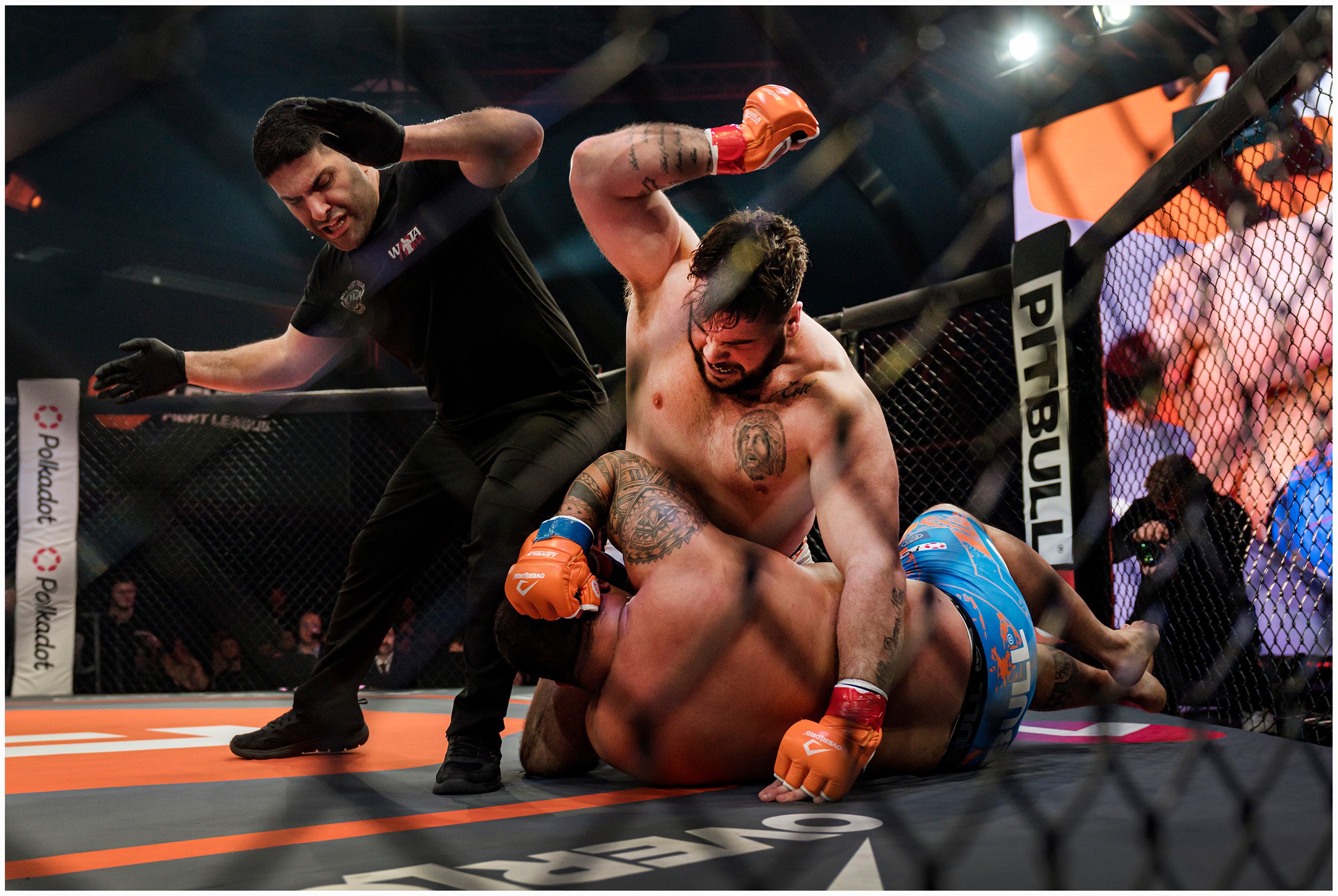  LFL, Levels Fight League 16. MMA, Mixed martial Arts, is een vechtsport in opkomst. Het combineert verschillende vechtdisciplines als (kick)boksen, Jiu Jitsu, Judo en worstelen. Naast stoten en trappen zijn bijvoorbeeld ook arm- en beenklemmen en ve