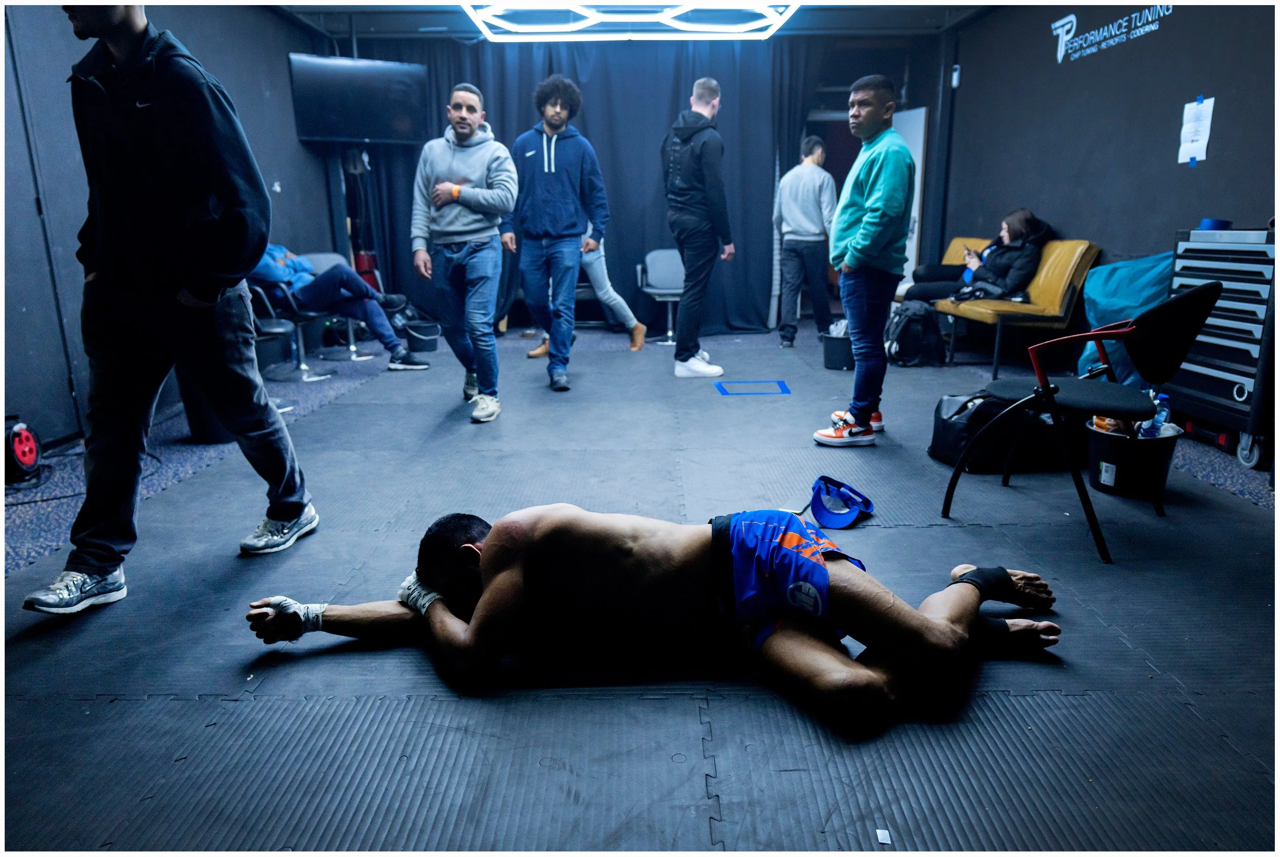  LFL, Levels Fight League 16. MMA, Mixed martial Arts, is een vechtsport in opkomst. Het combineert verschillende vechtdisciplines als (kick)boksen, Jiu Jitsu, Judo en worstelen. Naast stoten en trappen zijn bijvoorbeeld ook arm- en beenklemmen en ve