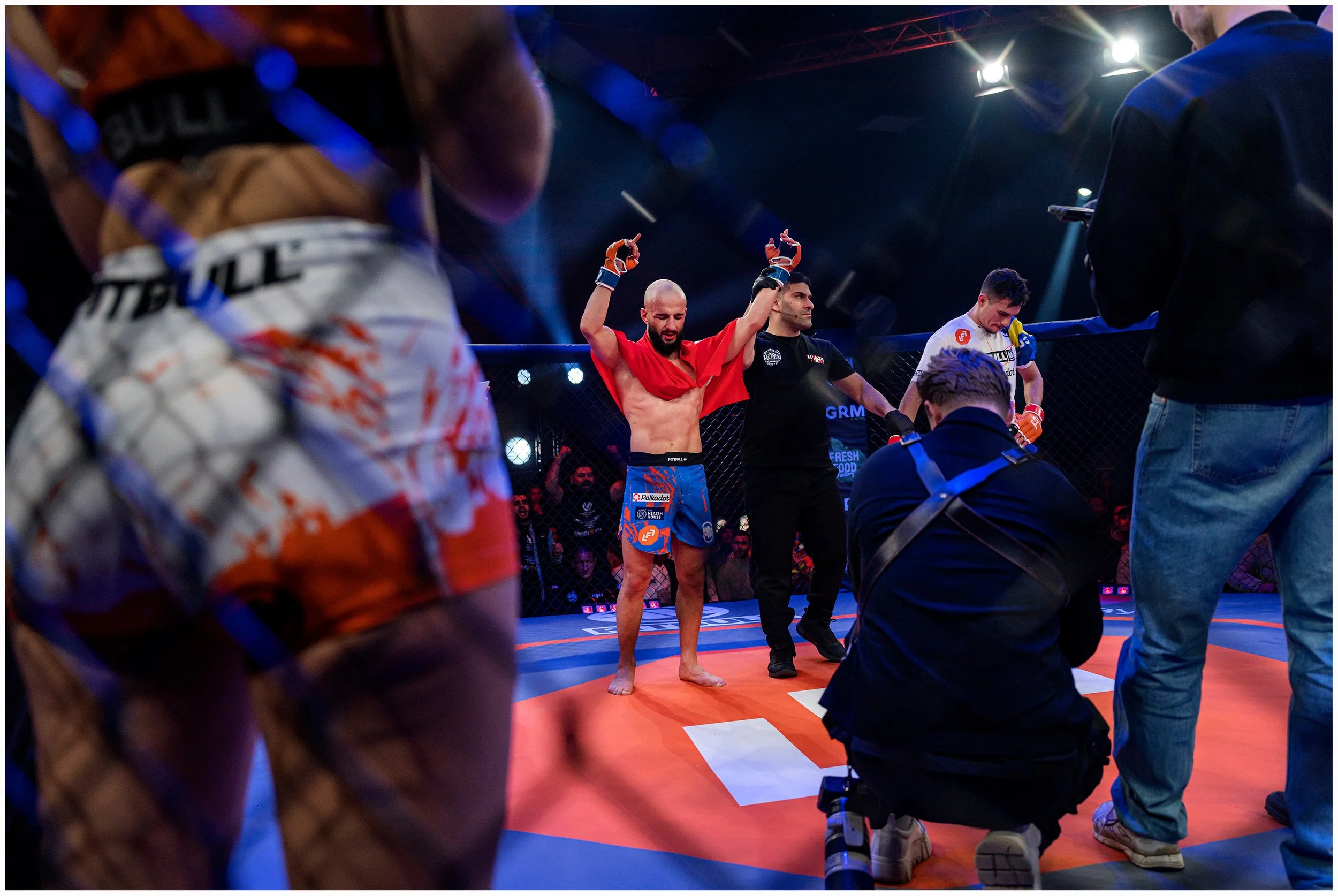  LFL, Levels Fight League 16. MMA, Mixed martial Arts, is een vechtsport in opkomst. Het combineert verschillende vechtdisciplines als (kick)boksen, Jiu Jitsu, Judo en worstelen. Naast stoten en trappen zijn bijvoorbeeld ook arm- en beenklemmen en ve