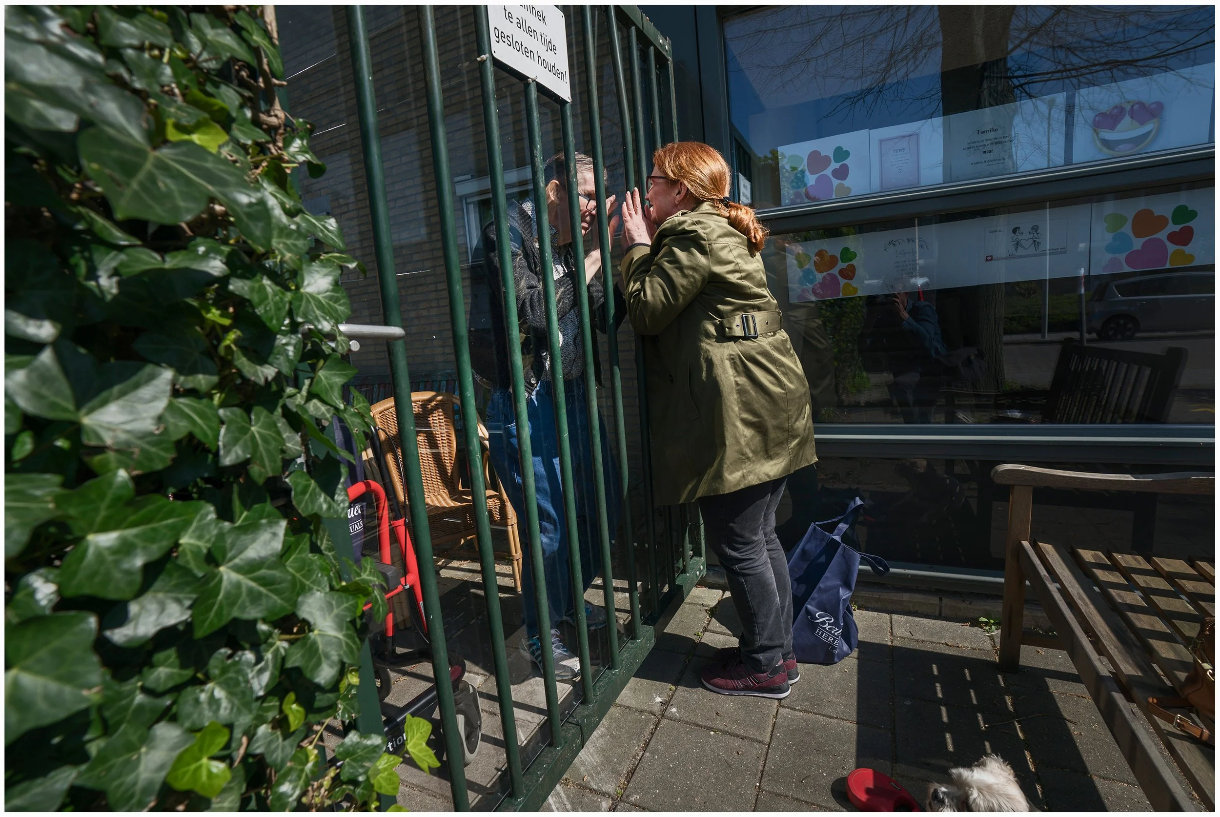  Mantelzorger Annelou Ypeij op bezoek bij haar man in verpleeghuis Mariahoeve in Den Haag. Ivm Corona is er een speciale bezoekplek mogelijk gemaakt door een plastic scherm vast te maken aan een hekwerk.   
